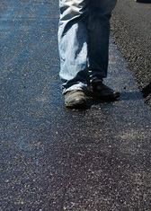 pavage d'asphalte homme marche pour montrer la durabilité